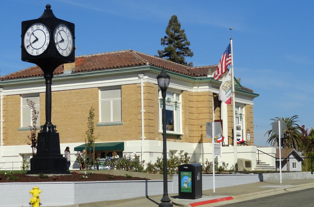 The Carnegie Library in Roseville, CA. Photo CC-BY-SA by T71024 Wikimedia Commons.